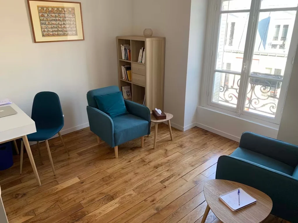 Le cabinet Damai, 33 rue Oudry à Paris 13e : deux fauteuils face à face près de la fenêtre
